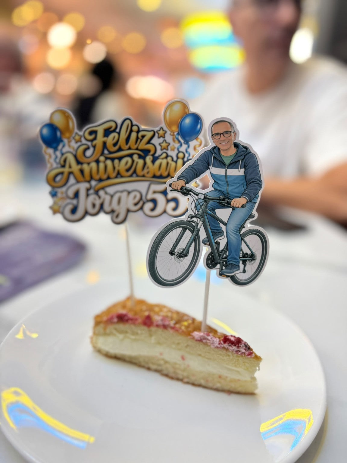 Inspiratie: gepersonaliseerde portret-taarttopper met fietser en verjaardagsdecoratie in blauw en goud