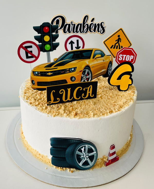 Taartdecoratie met gele sportwagen, verkeersborden en banden op een witte taart, voorbeeld Luca 4