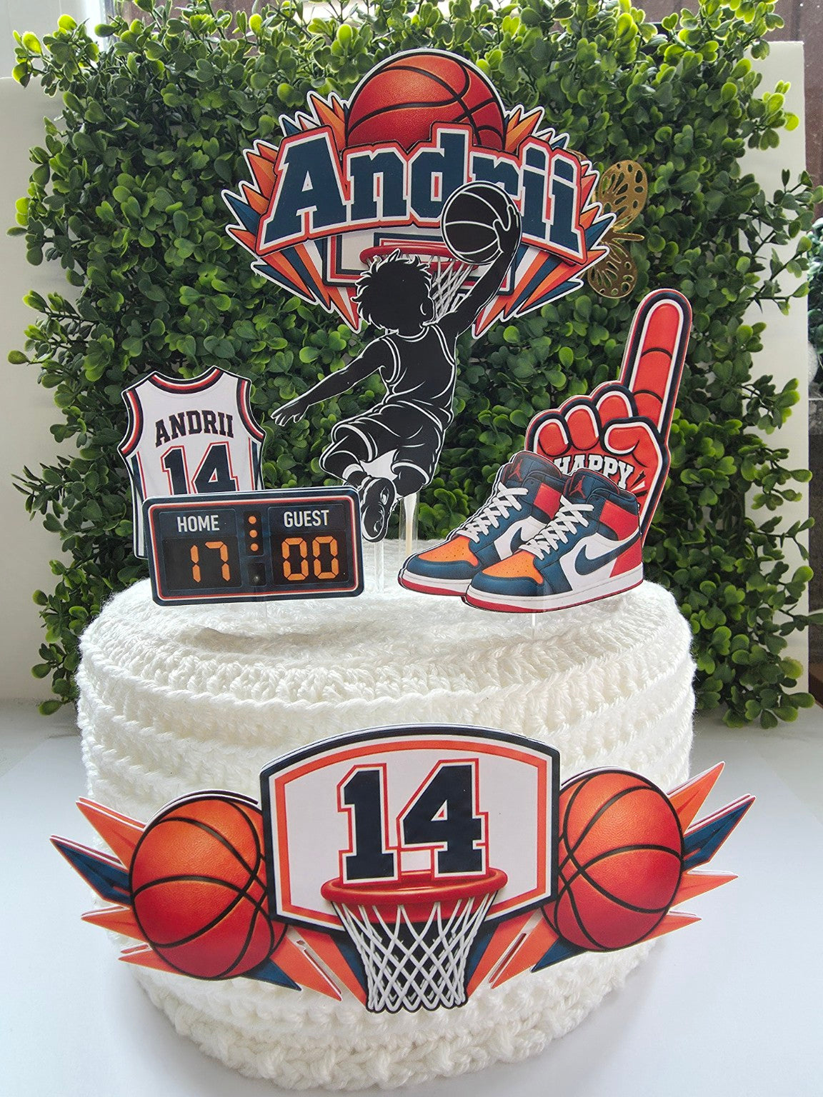 Basketbal taartdecoratie met zeven elementen op een witte voorbeeldtaart, met naam Andrii en leeftijd 14