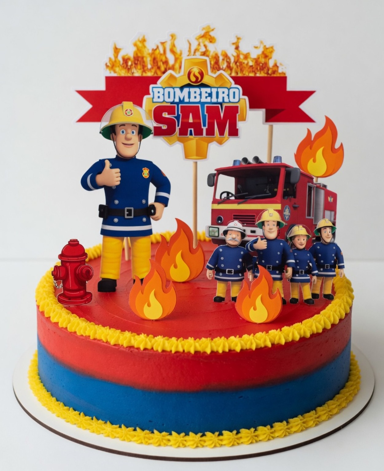 Brandweerman Sam taartdecoratie met brandweerwagen, personages, vlammen en brandkraan op een rode en blauwe taart