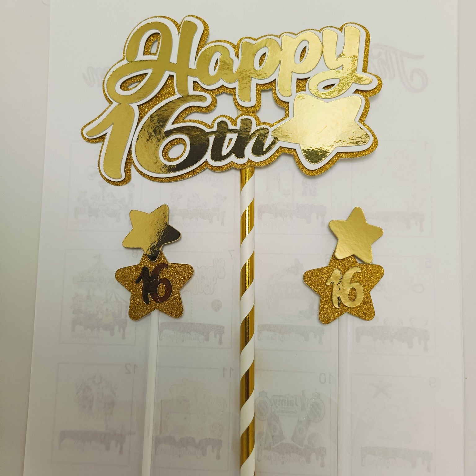 Gouden Happy leeftijdstaarttopper met twee kleine sterren, voorbeeld 16 jaar