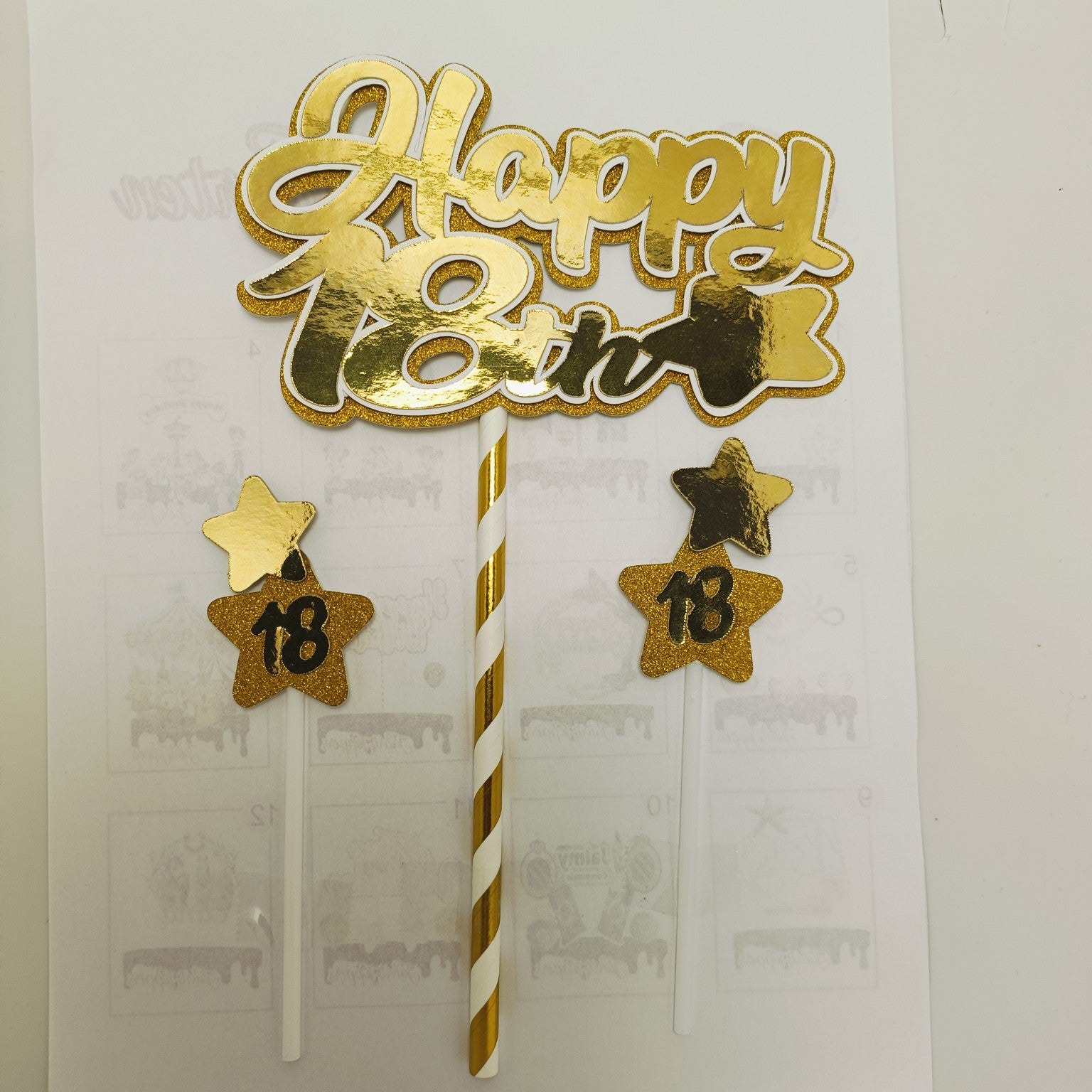 Gouden Happy leeftijdstaarttopper met twee kleine sterren, voorbeeld 18 jaar