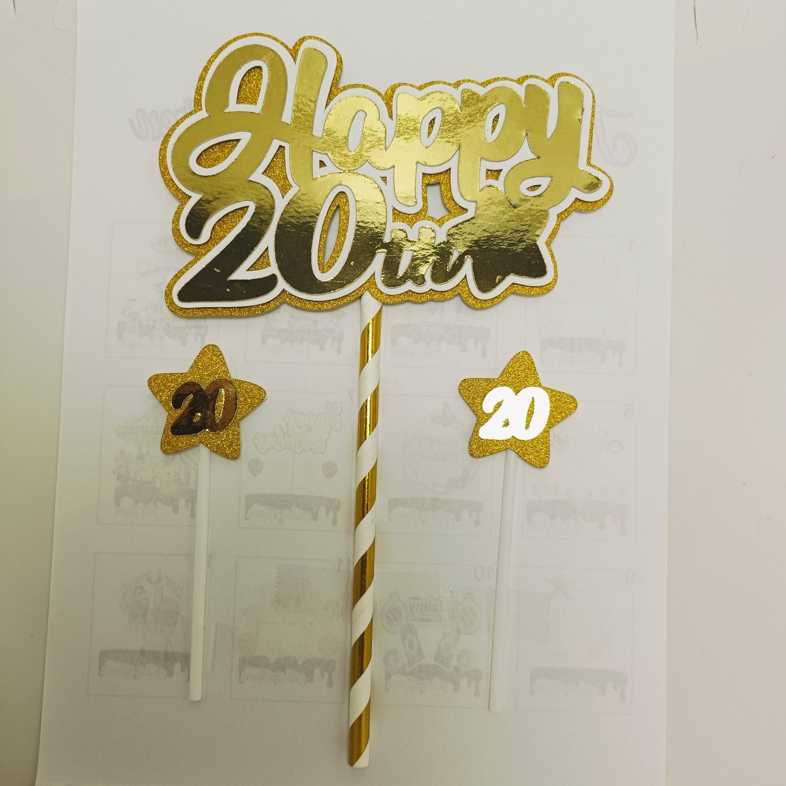 Gouden Happy leeftijdstaarttopper met twee kleine sterren, voorbeeld 20 jaar
