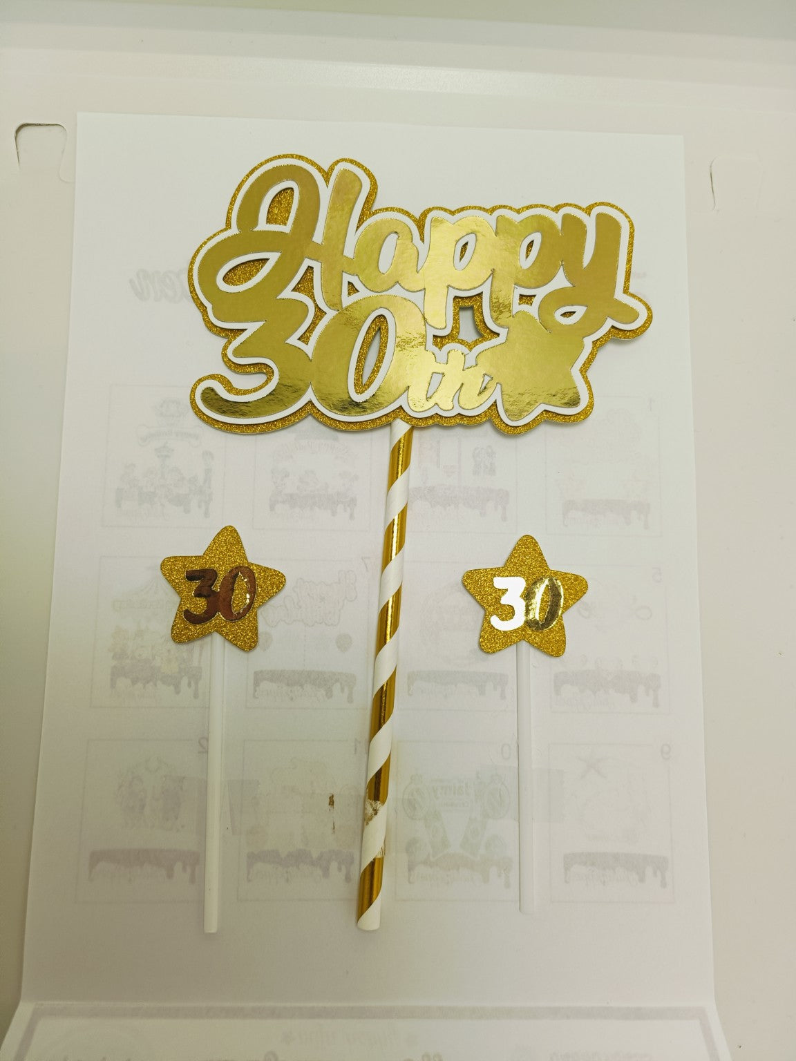 Gouden Happy leeftijdstaarttopper met twee kleine sterren, voorbeeld 30 jaar