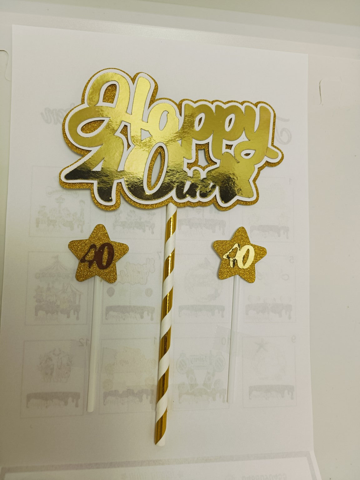 Gouden Happy leeftijdstaarttopper met twee kleine sterren, voorbeeld 40 jaar