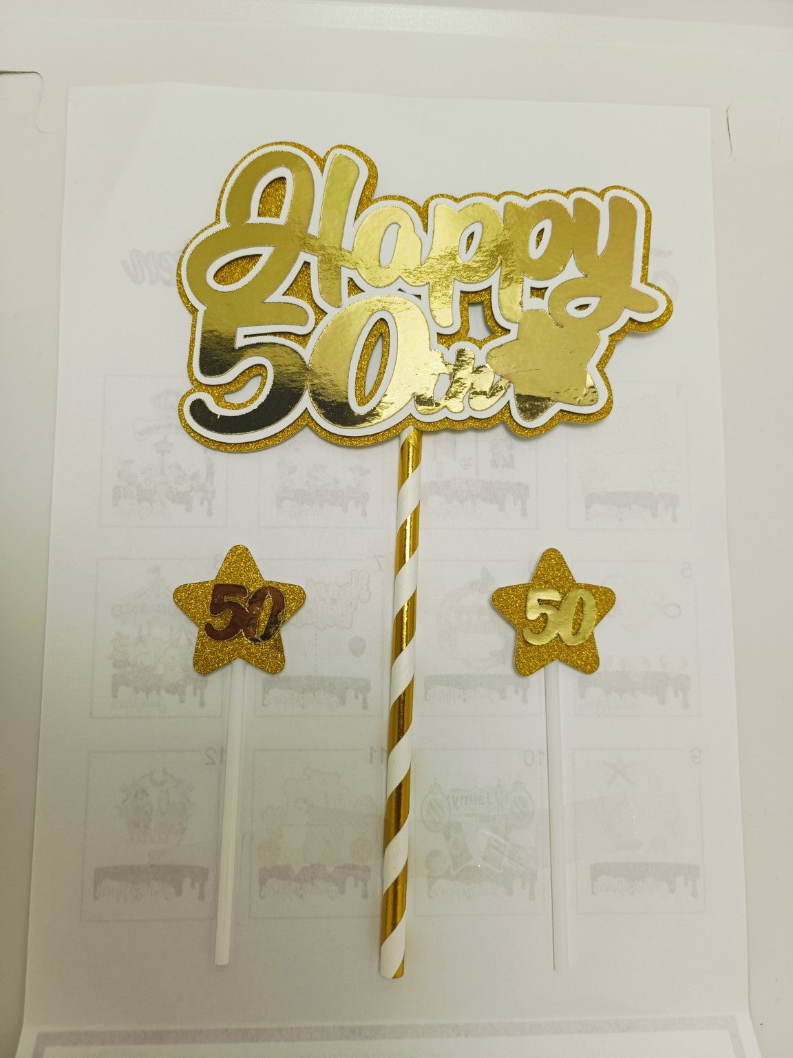 Gouden Happy leeftijdstaarttopper met twee kleine sterren, voorbeeld 50 jaar