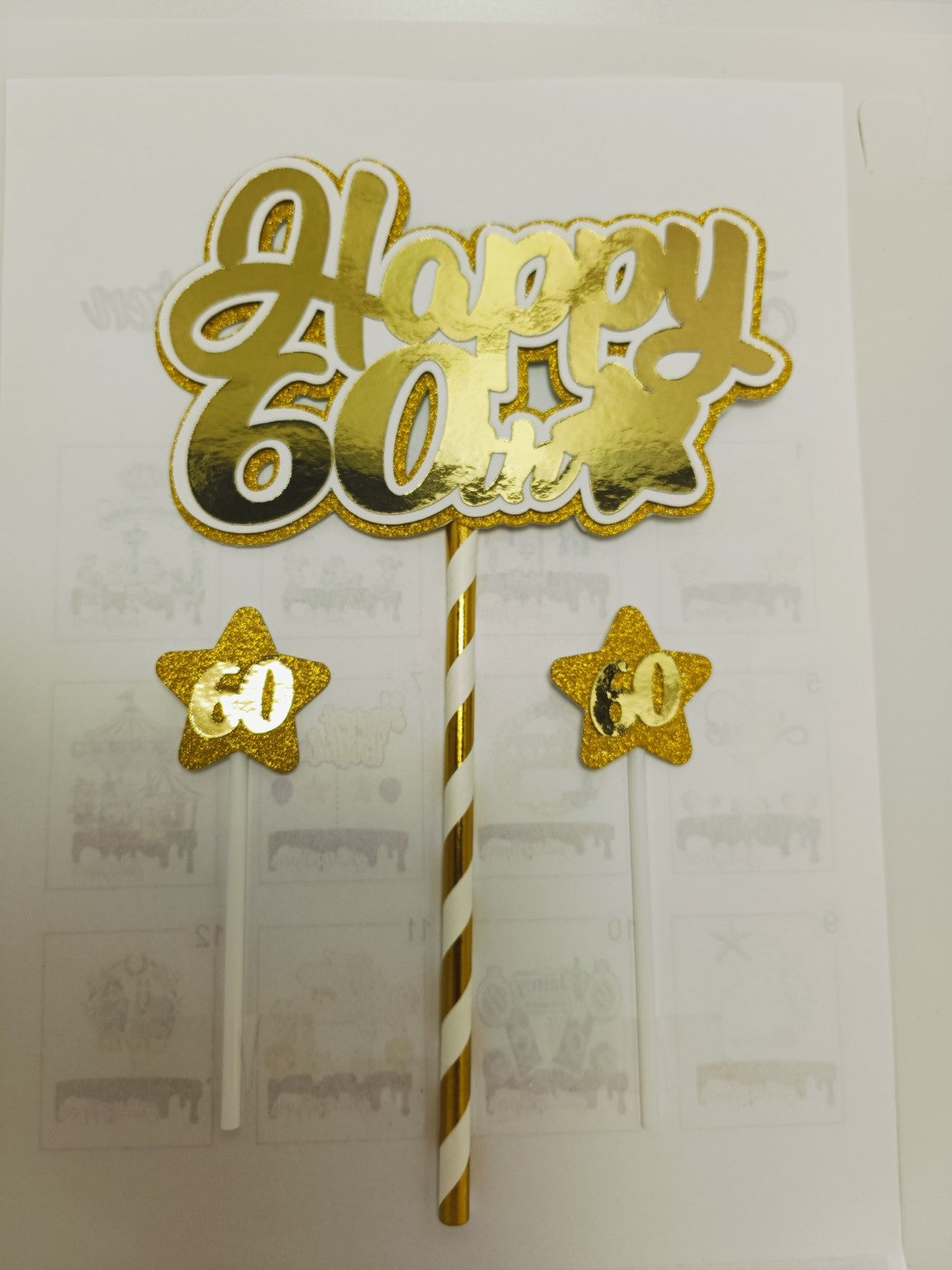 Gouden Happy leeftijdstaarttopper met twee kleine sterren, voorbeeld 60 jaar