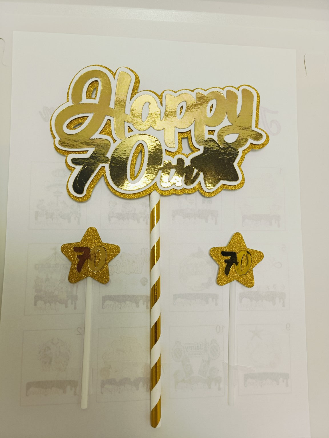 Gouden Happy leeftijdstaarttopper met twee kleine sterren, voorbeeld 70 jaar