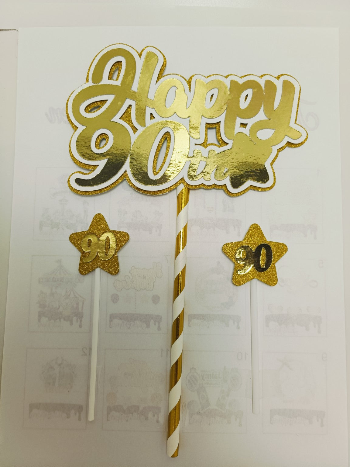 Gouden Happy leeftijdstaarttopper met twee kleine sterren, voorbeeld 90 jaar