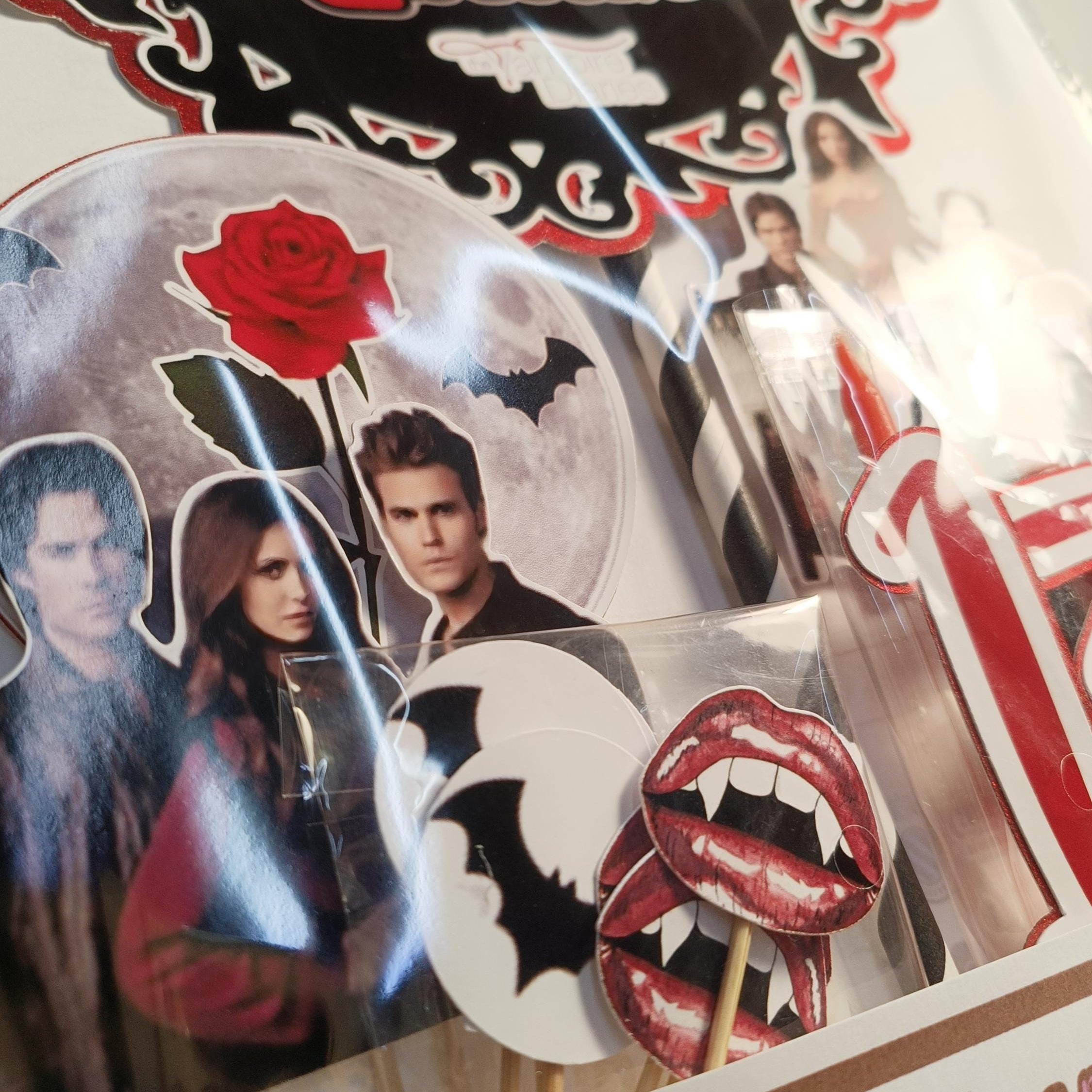 The Vampire Diaries Taartdecoratie in Lagen – afbeelding 4