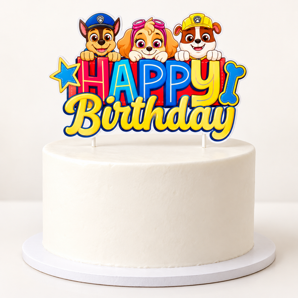 Illustratieve presentatie van de Happy Birthday taarttopper met Chase, Skye en Rubble op een witte taart