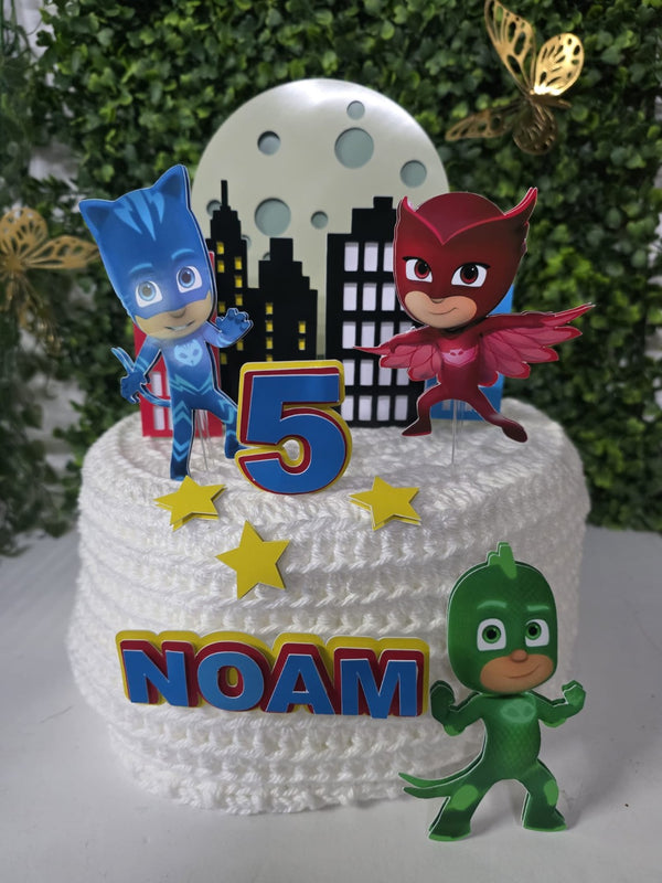 Originele foto van handgemaakte PJ Masks decoraties in lagen op een gehaakte voorbeeldtaart