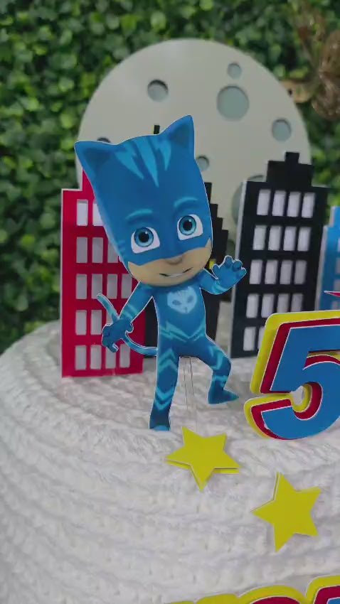 Video van de handgemaakte PJ Masks taartdecoraties op een voorbeeldtaart