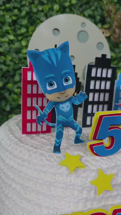 Video van de handgemaakte PJ Masks taartdecoraties op een voorbeeldtaart