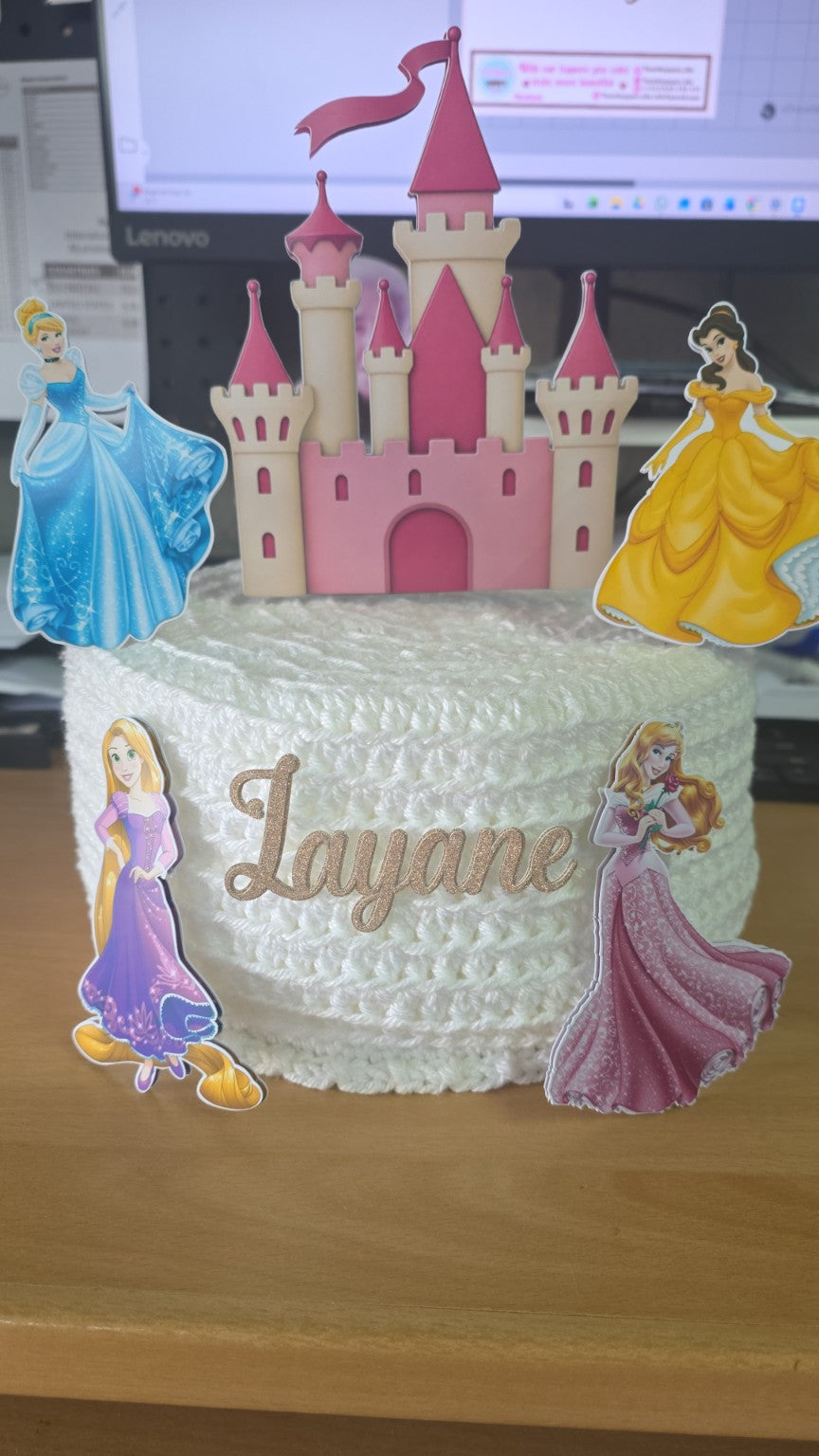 Vier prinsessen en een roze kasteel op een witte voorbeeldtaart, met naam Layane