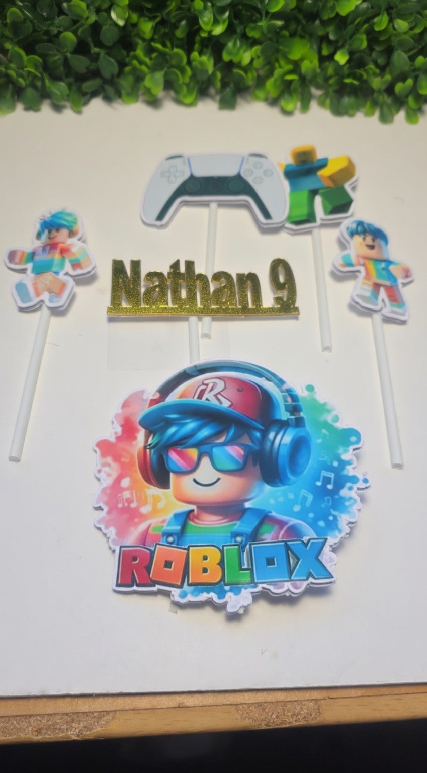Overzicht van Roblox taartdecoraties met personages en controller, met gepersonaliseerd voorbeeld Nathan 9