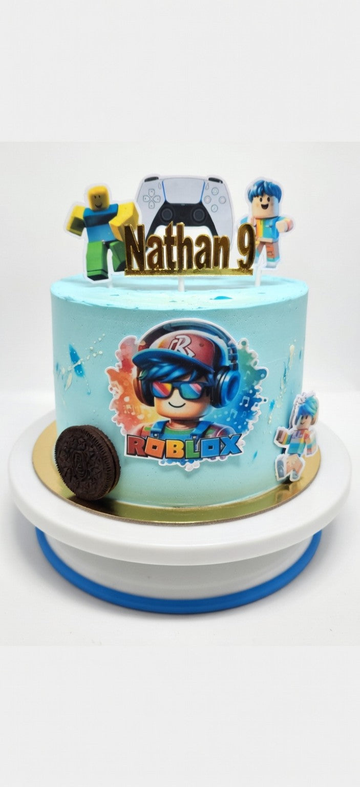 Roblox taartdecoratie met personages en gamecontroller op een blauwe taart, gepersonaliseerd voorbeeld Nathan 9