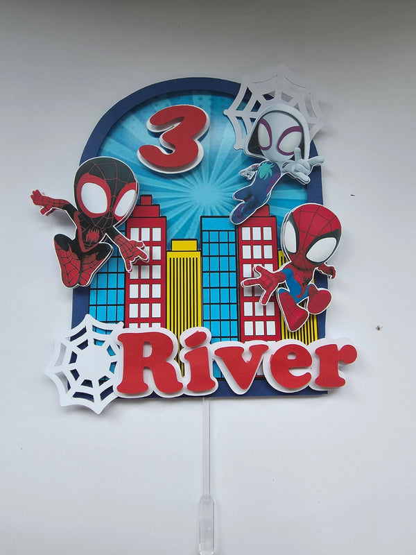 Spidey taarttopper in meerdere lagen met drie personages, gebouwen en spinnenwebben, voorbeeld River 3